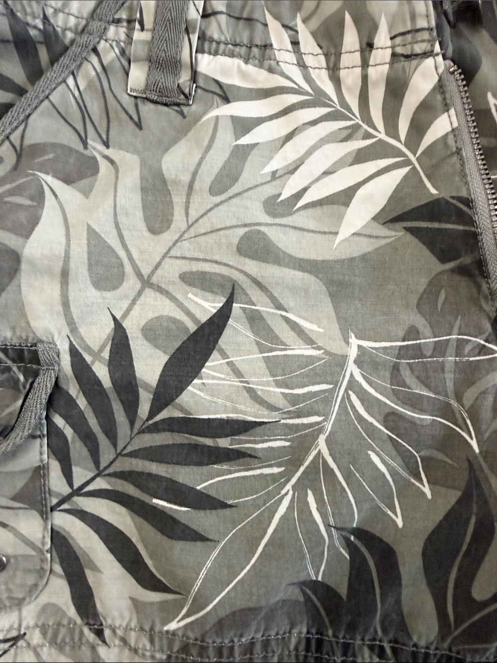 Leaf-Print Cargo Shorts in Olive and Gray - Casual Women's Shorts - Picture 4 of 11